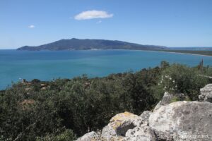 Panorama sur la Mont Argentario depuis l'acropole de Cosa