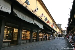 La rue et les boutiques du Ponte Vecchio de Florence