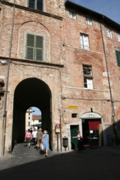 Piazza dell'Anfiteatro, Lucca