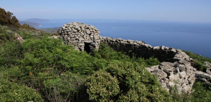 Caprile del Cenno, fianco sud del Monte Capanne